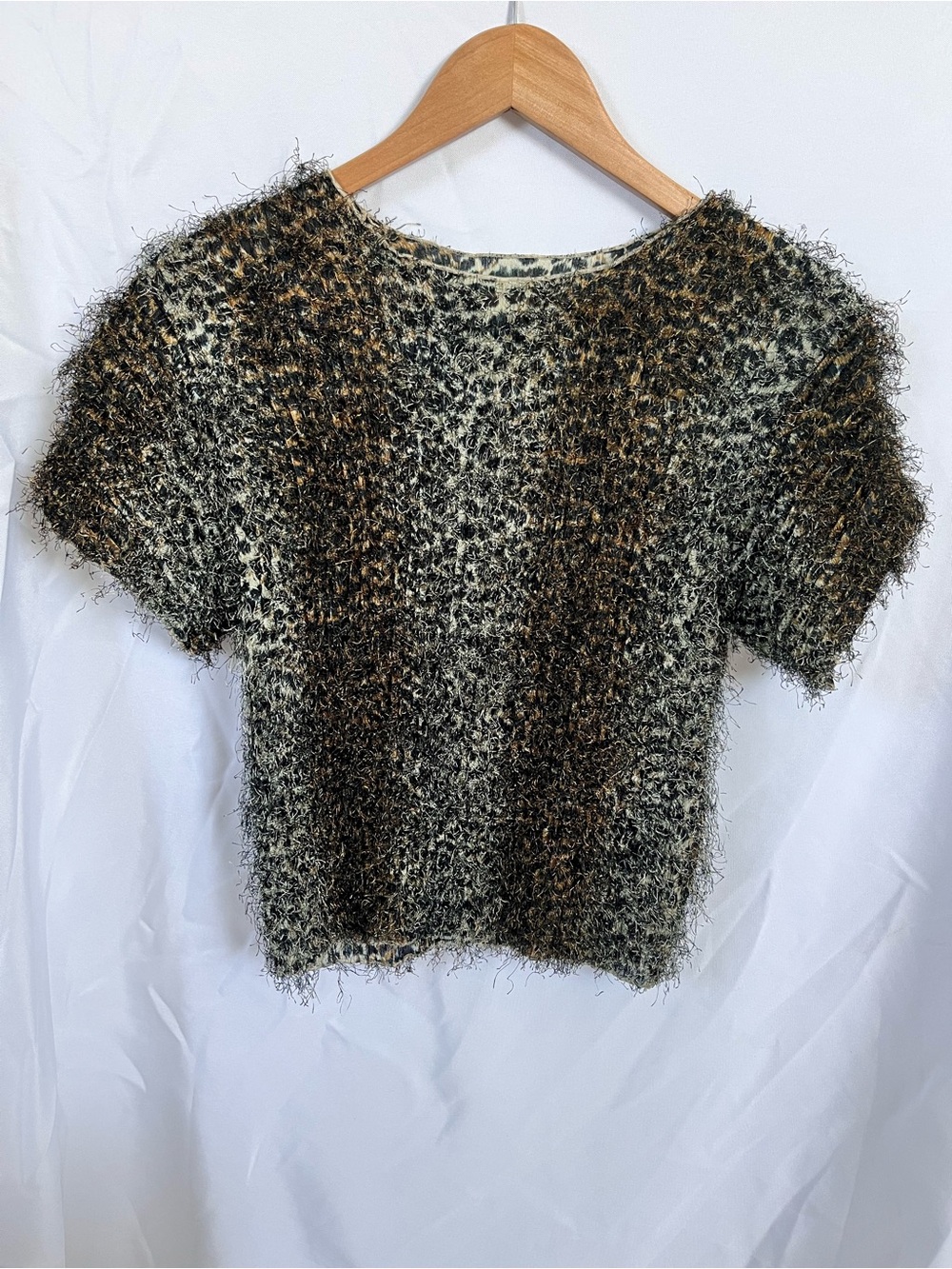 Libra leopard - vintage- Textured Short-Sleeve Fuzzy Knit Top in Black and Brown
